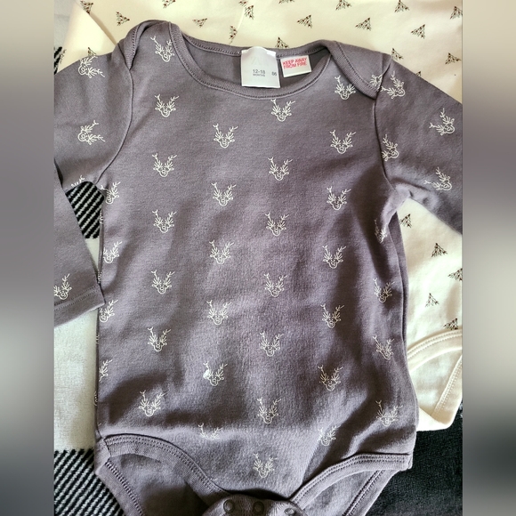 ♥️♥️♥️3 For $20♥️♥️♥️ZARA long sleeve holiday bodysuits🌲 - Picture 4 of 6